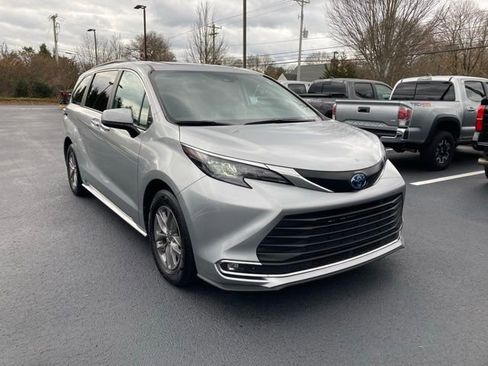 Certified 2024 Toyota Sienna XLE image 13