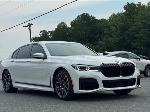 Used 2022 BMW 740i w/ M Sport Package RWD image 6