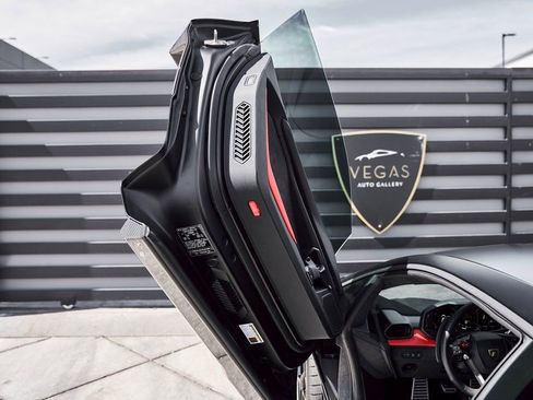 Used 2025 Lamborghini Revuelto image 35