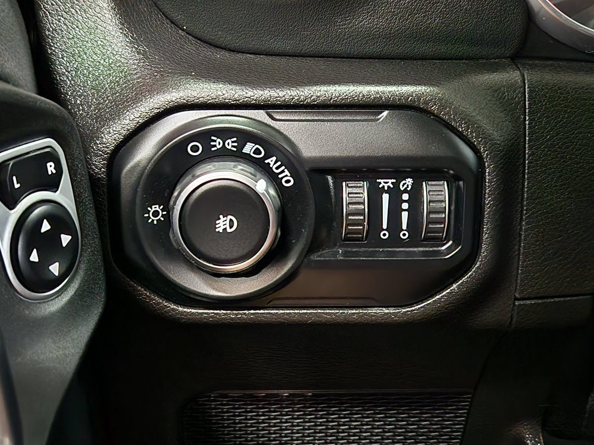 Used 2018 Jeep Wrangler Unlimited Sahara w/ Cold Weather Group AWD/4WD image 41