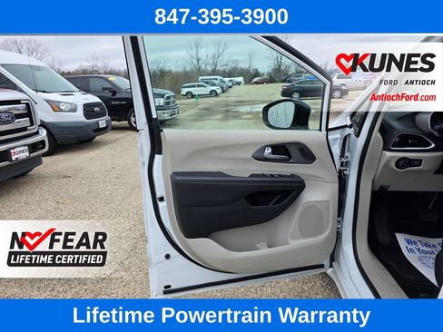 Used 2024 Chrysler Pacifica Touring-L FWD image 13