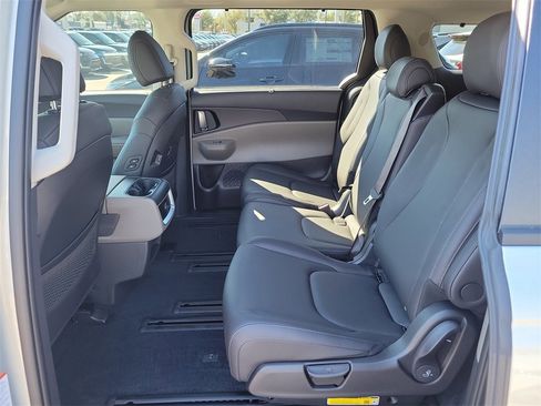 New 2026 Kia Carnival EX image 16