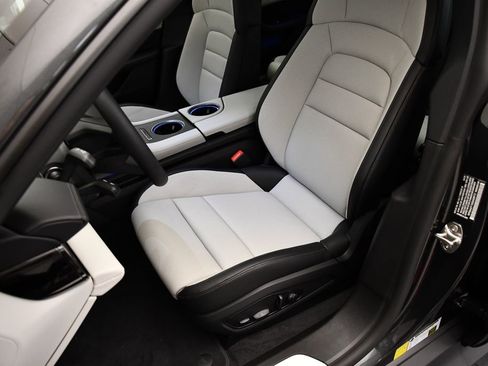 Used 2025 Porsche Taycan image 39