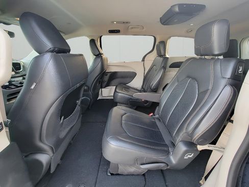 Used 2018 Chrysler Pacifica Touring-L image 28