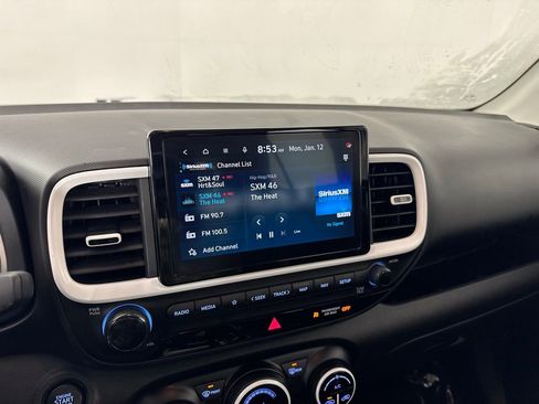 Used 2024 Hyundai Venue Limited image 17