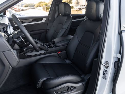 Certified 2026 Porsche Cayenne AWD/4WD image 5