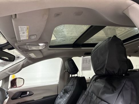 Used 2018 Chrysler Pacifica Limited image 20