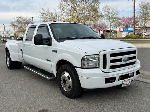 Used 2005 Ford F350 Lariat image 3