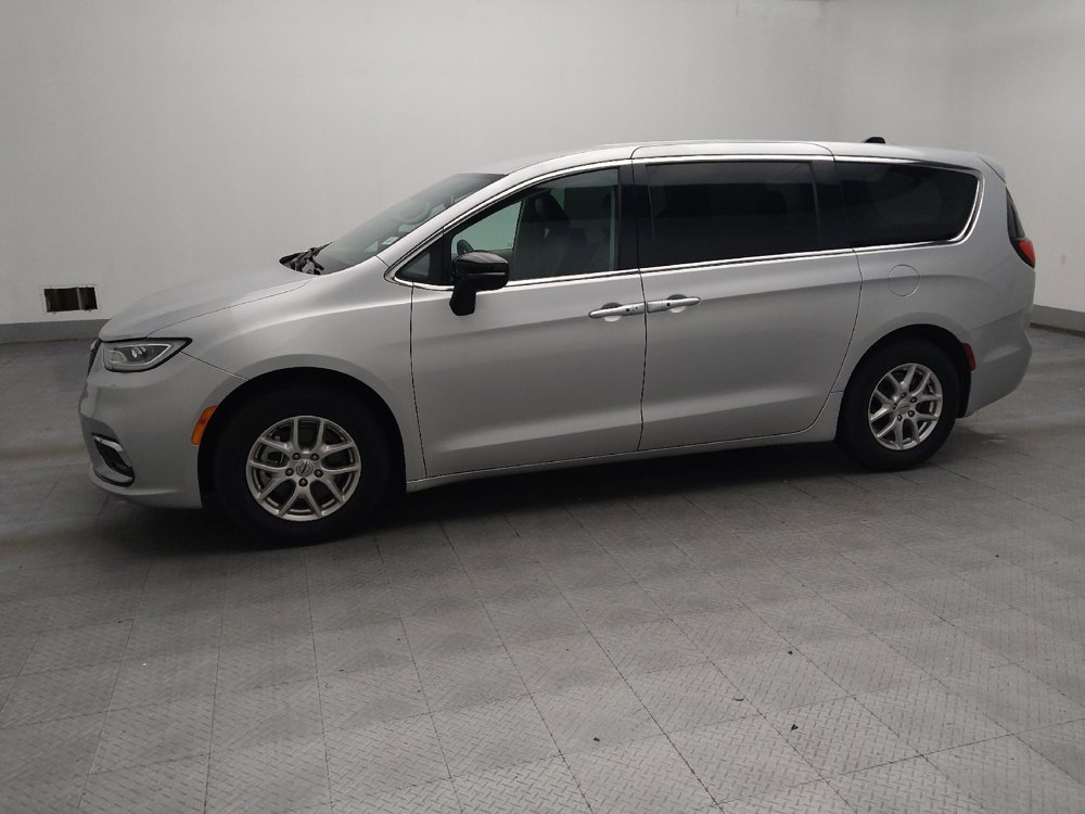 Used 2024 Chrysler Pacifica Touring-L FWD image 2