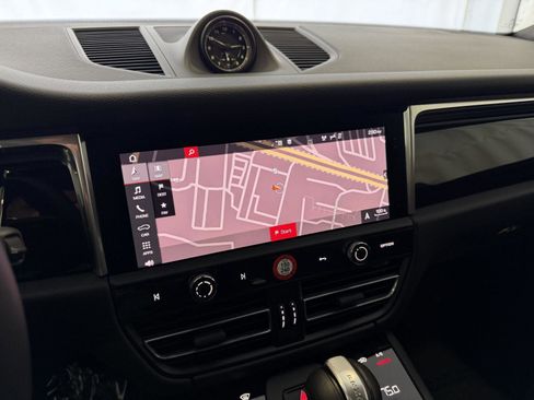 Certified 2025 Porsche Macan image 23