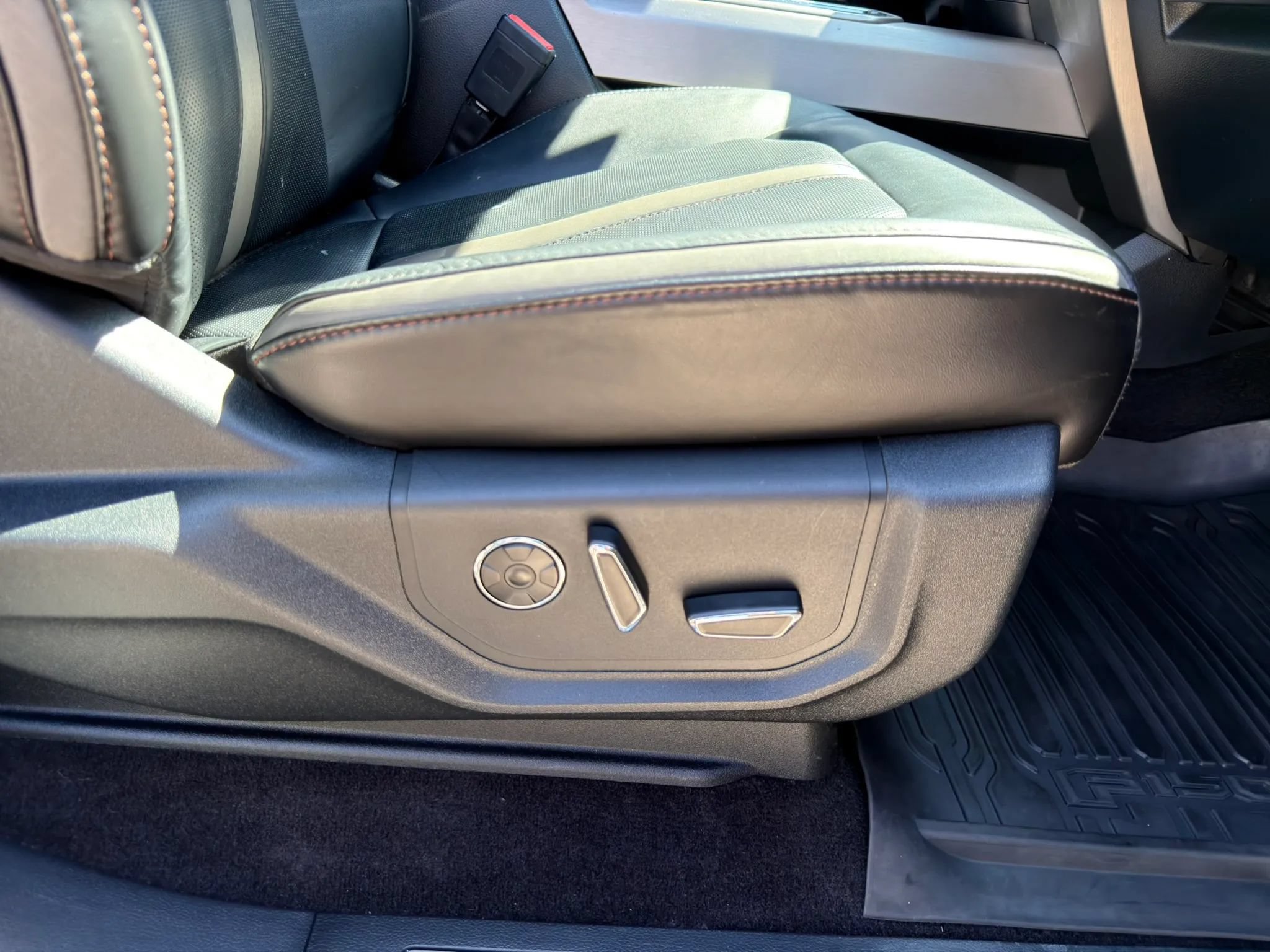 Used 2020 Ford F150 Platinum w/ Equipment Group 701A Luxury AWD/4WD image 7