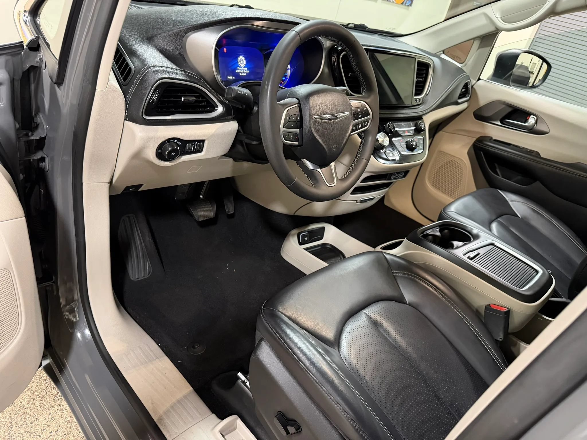 Used 2023 Chrysler Pacifica Touring-L FWD image 45