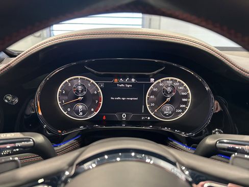 Used 2022 Bentley Flying Spur V8 image 36