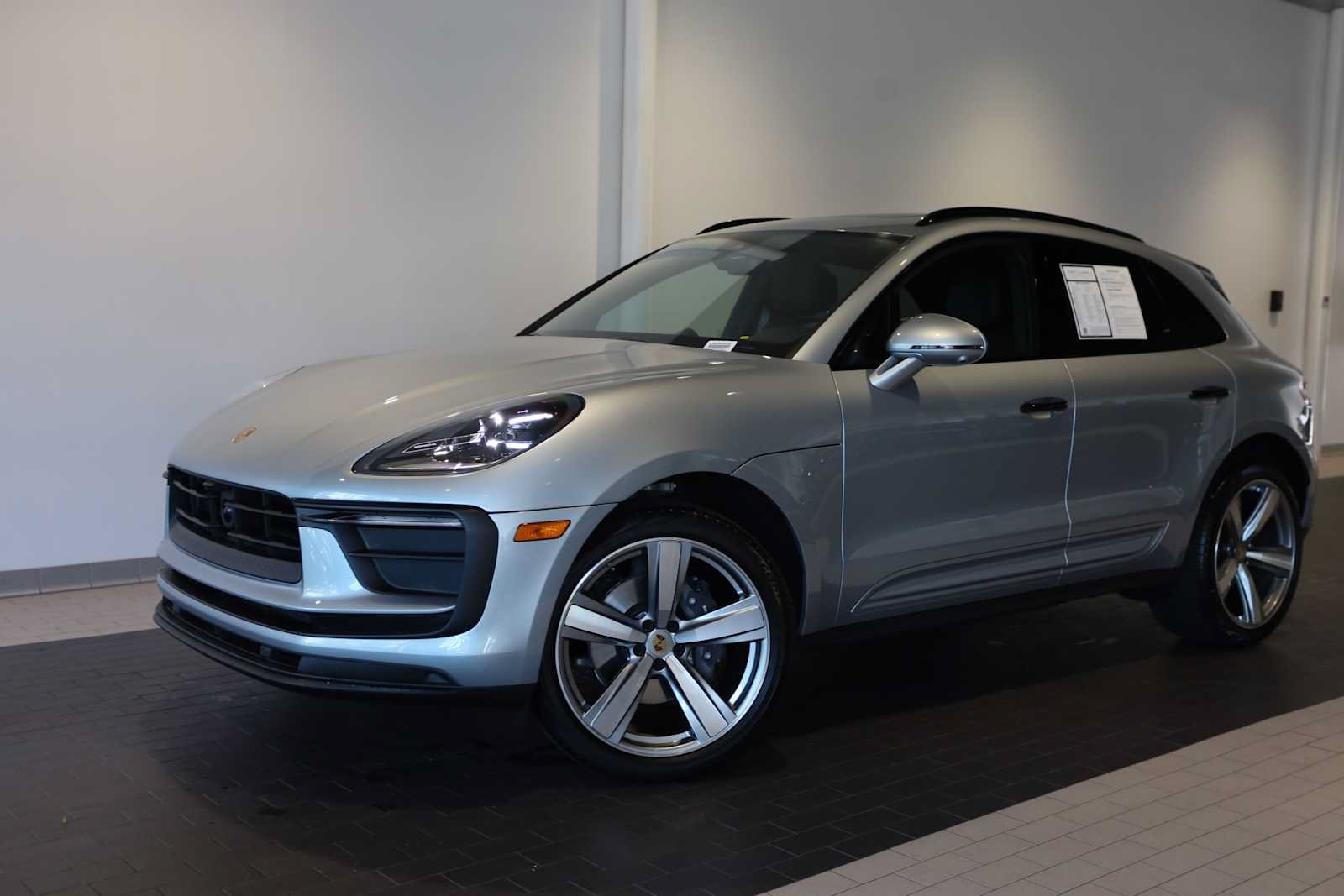 Used 2025 Porsche Macan AWD/4WD image 1