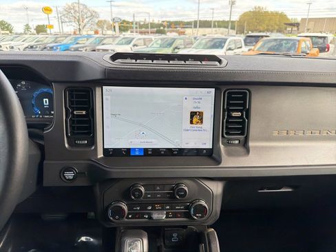 Used 2025 Ford Bronco Badlands image 28