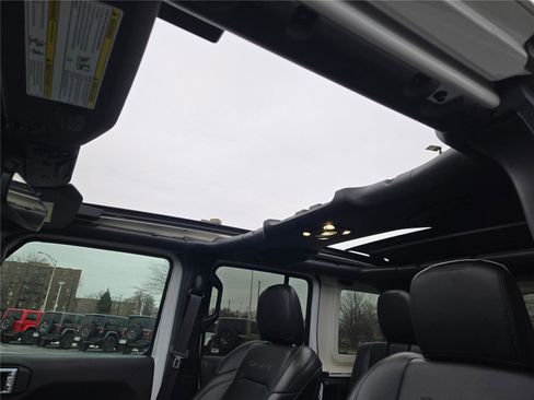 Used 2022 Jeep Wrangler Unlimited Sahara w/ Cold Weather Group image 25