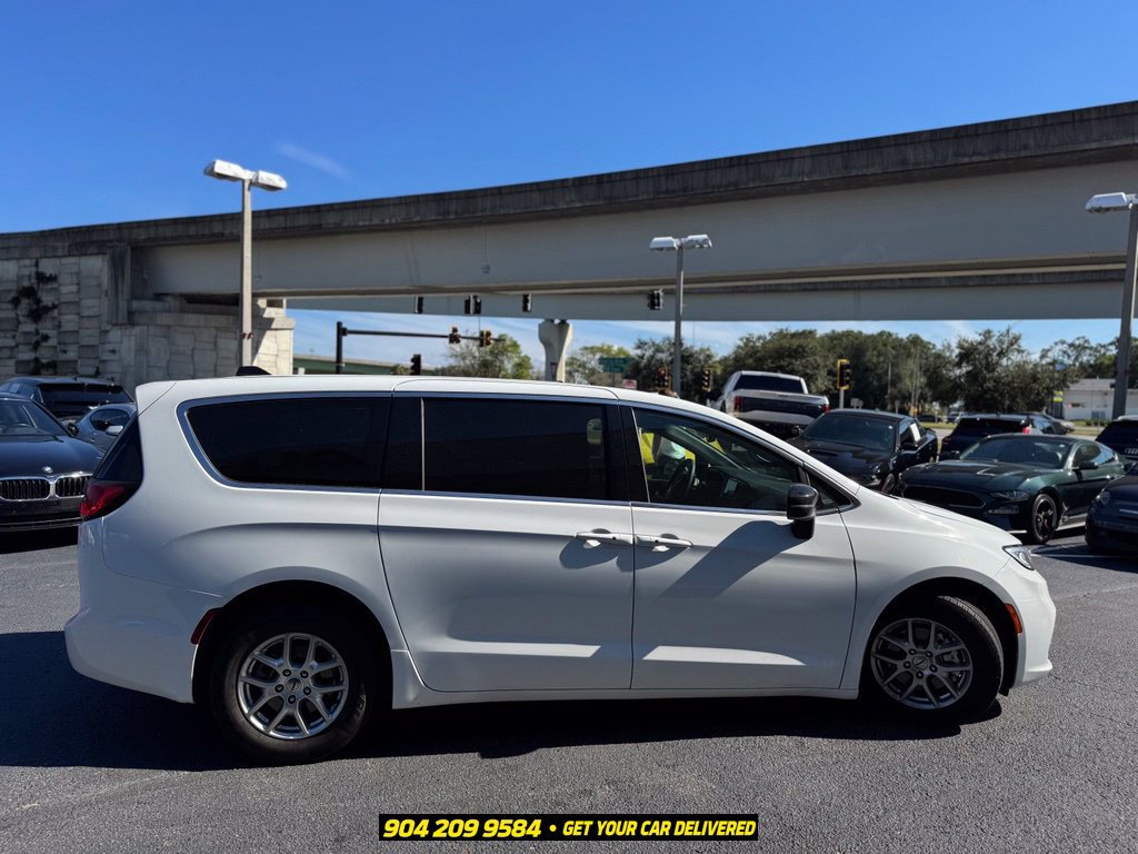 Used 2025 Chrysler Pacifica Select FWD image 8