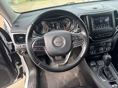 Used 2019 Jeep Cherokee Latitude Plus w/ Cold Weather Group AWD/4WD image 12