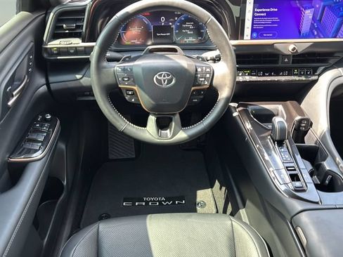 Used 2025 Toyota Crown Platinum AWD/4WD image 15