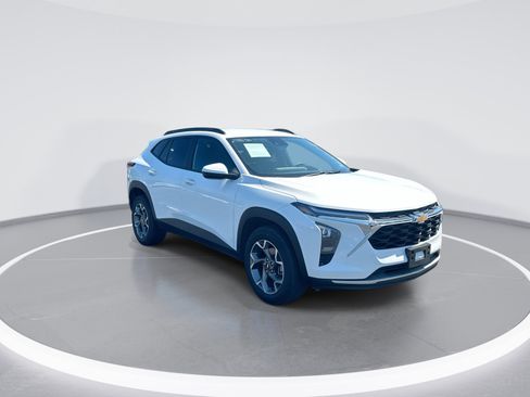 Used 2025 Chevrolet Trax LT FWD image 2