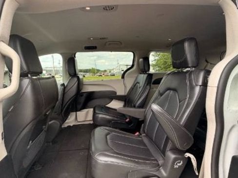 Used 2023 Chrysler Pacifica Touring-L FWD image 8