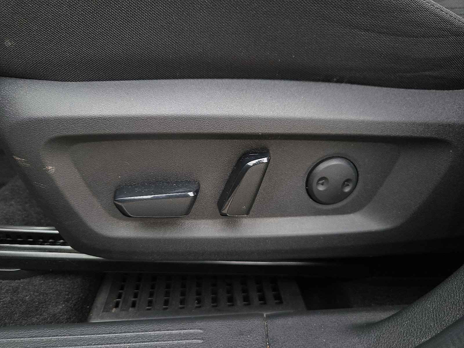 Used 2023 Nissan Rogue SV FWD image 15