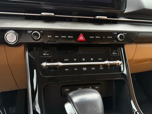 Used 2023 Kia Carnival EX image 15