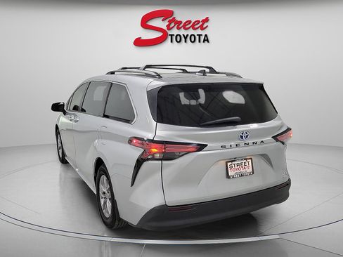 Certified 2022 Toyota Sienna XLE image 2