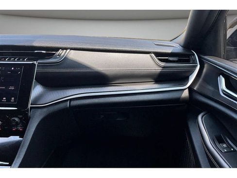 Used 2025 Jeep Grand Cherokee Altitude RWD image 44