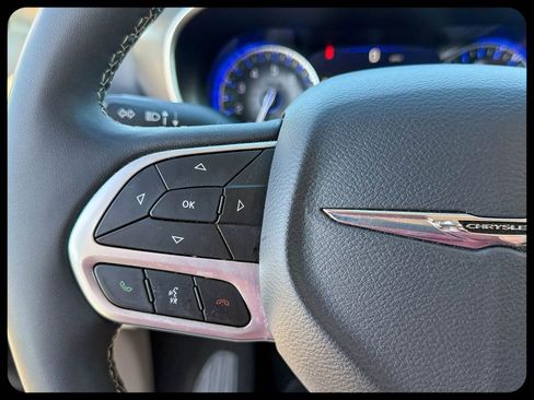 Used 2024 Chrysler Pacifica Touring-L image 42