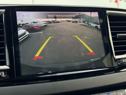 Used 2024 Chrysler Pacifica Touring-L image 19