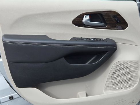 Used 2024 Chrysler Pacifica Limited FWD image 13