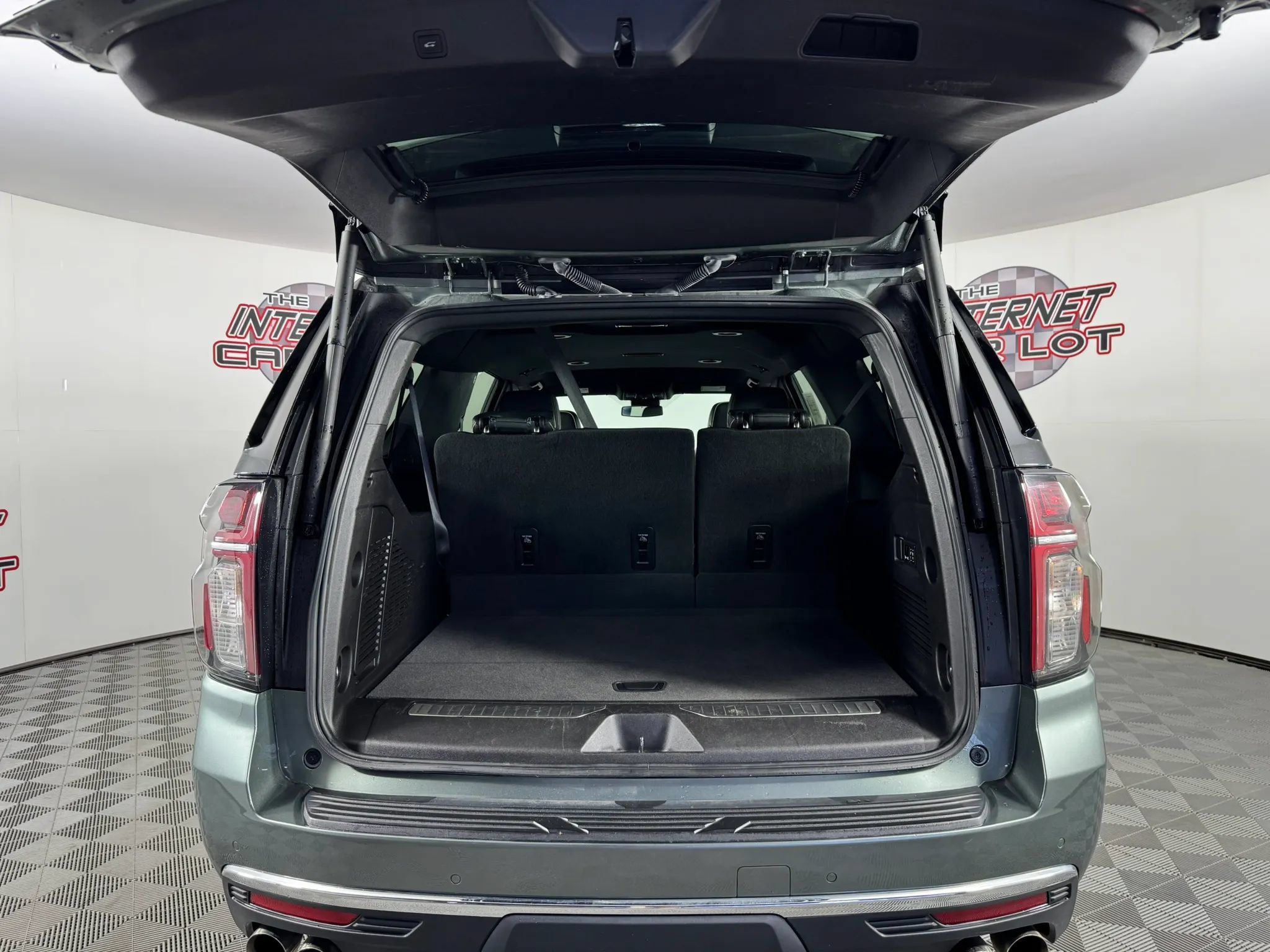 Used 2023 Chevrolet Suburban Premier AWD/4WD image 28