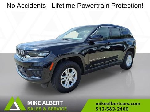 Used 2023 Jeep Grand Cherokee Laredo AWD/4WD image 3