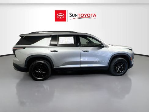 Used 2026 Chevrolet Traverse LT FWD image 2