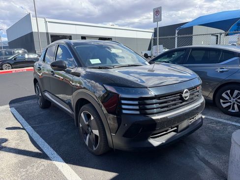 Used 2025 Nissan Kicks SR w/ Illumination Package image 3