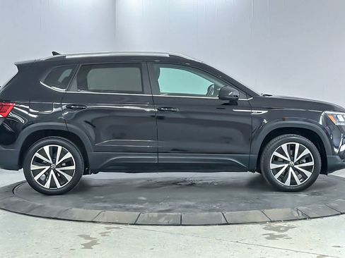 Used 2023 Volkswagen Taos SE w/ Panoramic Sunroof Package image 8