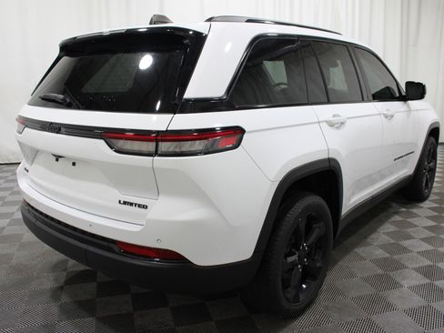 Used 2024 Jeep Grand Cherokee Limited w/ Black Appearance Package AWD/4WD image 28