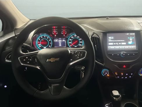 Used 2018 Chevrolet Cruze LT FWD image 2