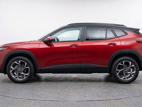 Used 2025 Chevrolet Trax LT w/ LT Convenience Package FWD image 5