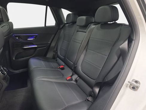 Used 2025 Mercedes-Benz GLC 300 4MATIC image 13