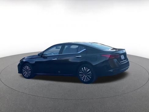 Used 2025 Nissan Altima 2.5 SV image 10