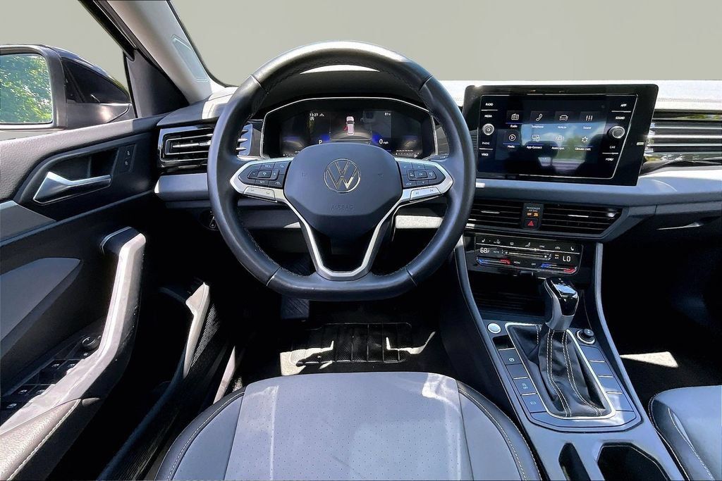 Used 2025 Volkswagen Jetta SE FWD image 5
