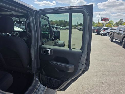 Used 2018 Jeep Wrangler Unlimited Sahara image 13