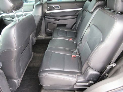 Used 2017 Ford Explorer XLT w/ Equipment Group 202A FWD image 13
