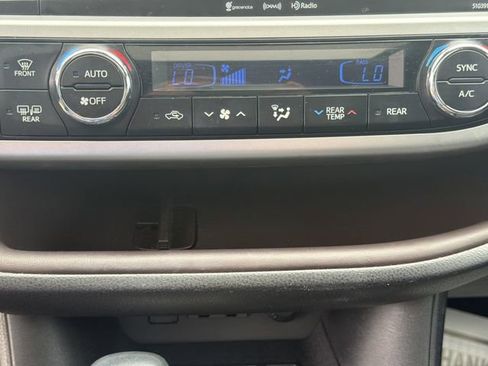 Used 2019 Toyota Highlander Limited FWD image 35