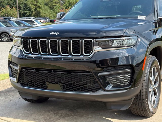 New 2027 Jeep Grand Cherokee Laredo X RWD image 10