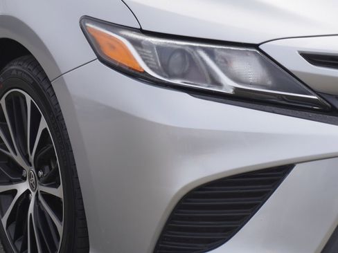 Used 2020 Toyota Camry SE w/ Sunroof Package image 3