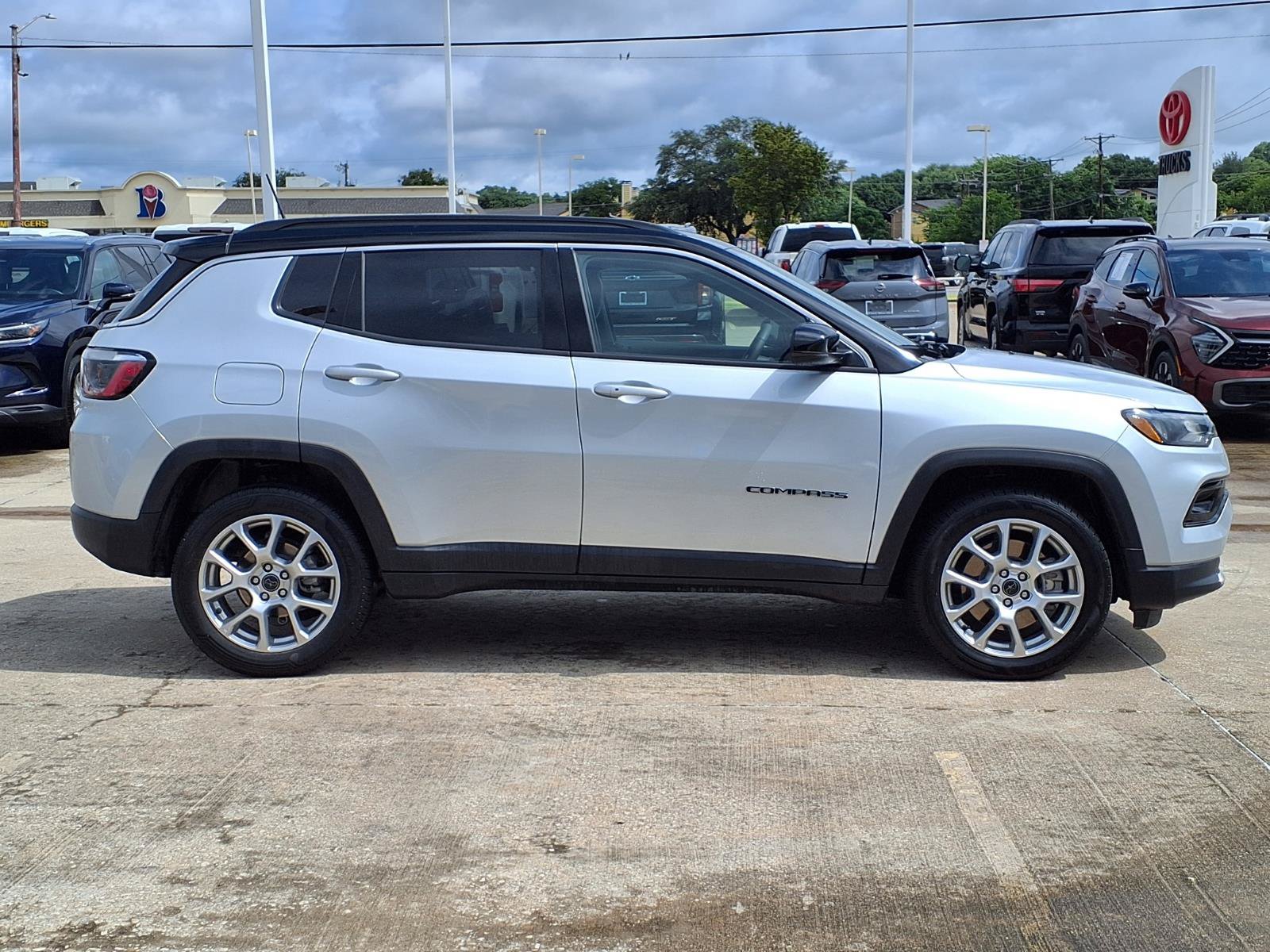 Used 2025 Jeep Compass Limited AWD/4WD image 10