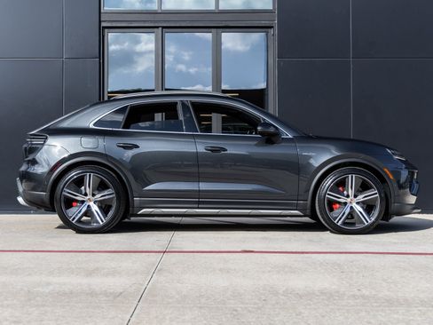 New 2025 Porsche Macan 4S Electric image 12